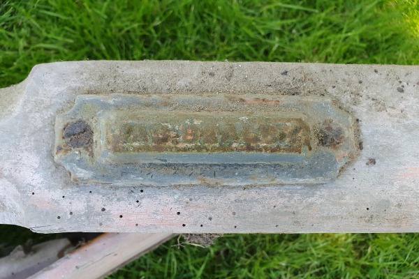 There are two sets of name plates which are screwed onto the ploughs. The earlier ones have "GEOBEALBY" on them, the latter ones have "JASBEALBY"