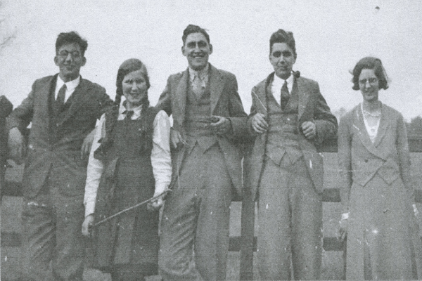 George Bealby, Alice Bealby, Frank Bealby, Harry Bealby, Elsie (Jim’s girlfriend). Jim Bealby most likely taking the photo!