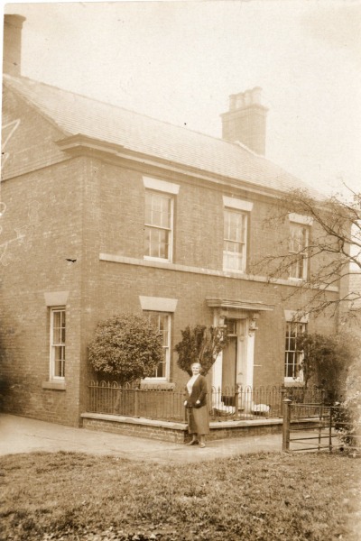 Note the large Clam shells outside front door....sign of wealth!